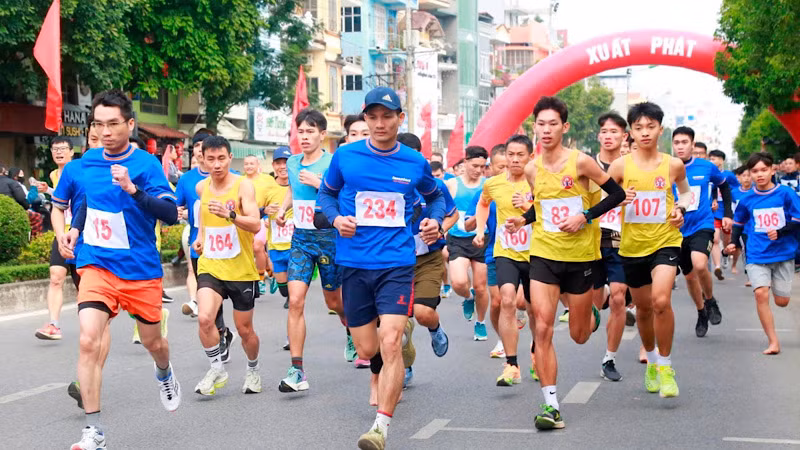 Các nam thanh niên tham gia chạy cự ly 5km. (Ảnh: Báo Hải Dương) Các nam thanh niên tham gia chạy cự ly 5km. (Ảnh: Báo Hải Dương)