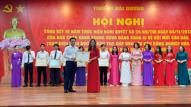 Chủ tịch UBND tỉnh Hải Dương tặng Bằng khen của tỉnh cho các cá nhân tiêu biểu có thành tích xuất sắc trong sự nghiệp giáo dục và đào tạo.