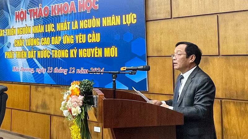 Đồng chí Lê Văn Hiệu, Phó Bí thư Thường trực Tỉnh ủy, Chủ tịch Hội đồng nhân dân tỉnh Hải Dương phát biểu chào mừng hội thảo.