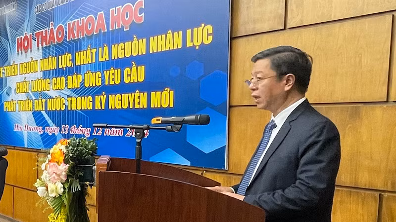 Phó Giáo sư, Tiến sĩ Vũ Trọng Lâm, Giám đốc-Tổng Biên tập Nhà xuất bản Chính trị quốc gia Sự thật phát biểu tại hội thảo.