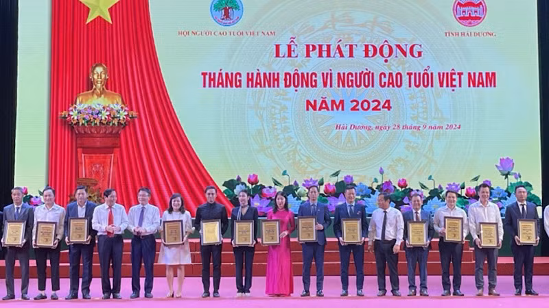 Ủy ban Quốc gia về người cao tuổi Việt Nam đã vinh danh các tổ chức, doanh nghiệp có nhiều đóng góp cho công tác chăm sóc người cao tuổi. Ủy ban Quốc gia về người cao tuổi Việt Nam đã vinh danh các tổ chức, doanh nghiệp có nhiều đóng góp cho công tác chăm sóc người cao tuổi.