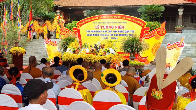 Các đại biểu dự Lễ tưởng niệm Anh hùng dân tộc, Danh nhân văn hóa thế giới Nguyễn Trãi.