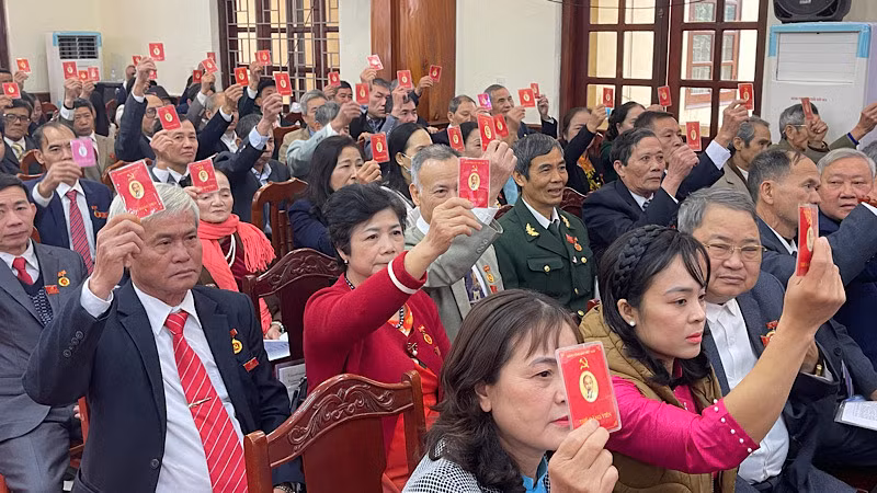 Các đại biểu thông qua Nghị quyết Đại hội Các đại biểu thông qua Nghị quyết Đại hội