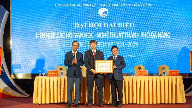 Lãnh đạo Liên hiệp các Hội Văn học nghệ thuật Việt Nam trao bằng khen.