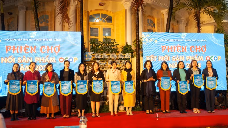 Trao cờ lưu niệm cho các đại diện các đơn vị tham gia.