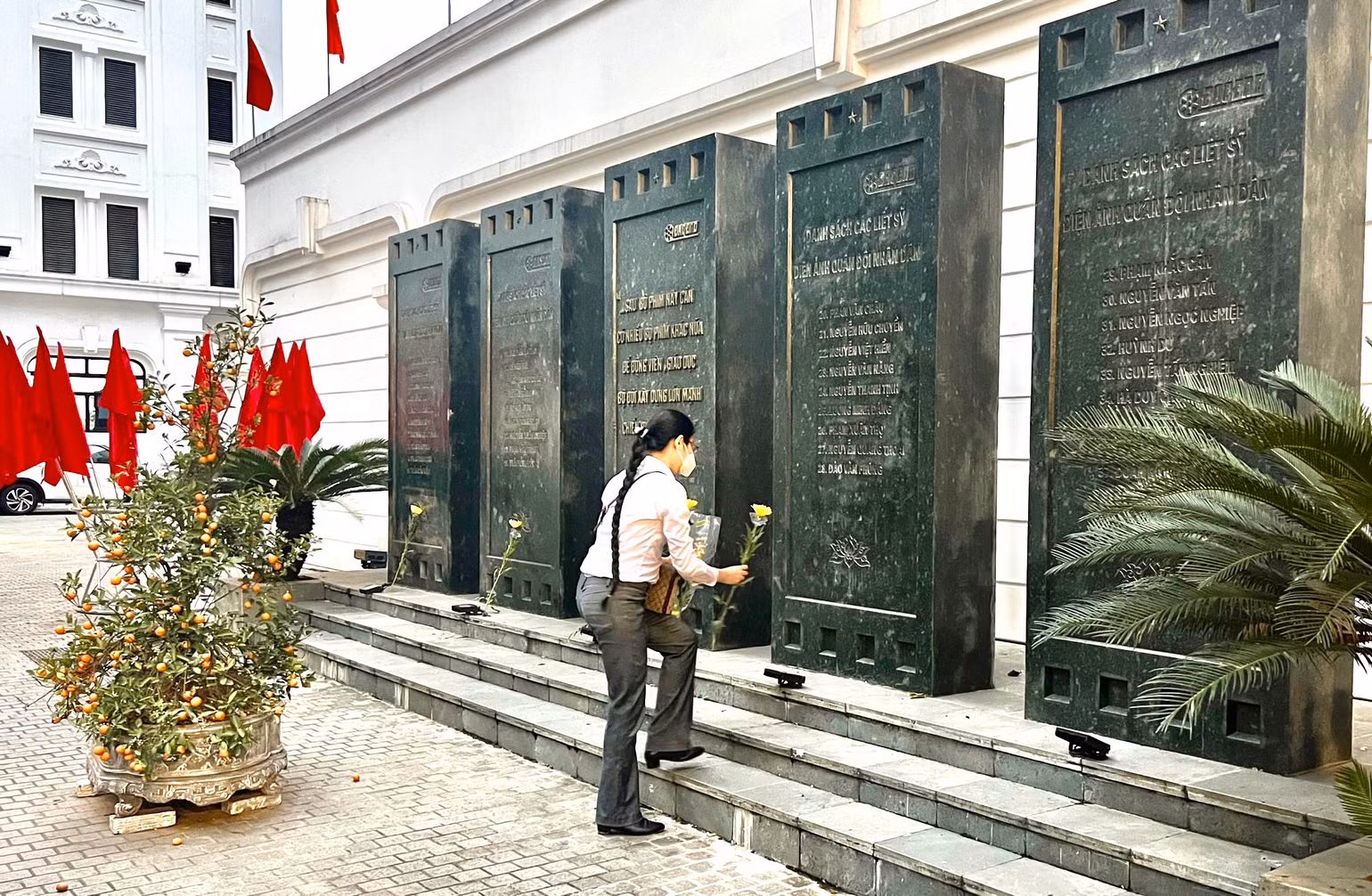 Khán giả đặt hoa tri ân 38 Liệt sĩ của Điện ảnh Quân đội nhân dân.