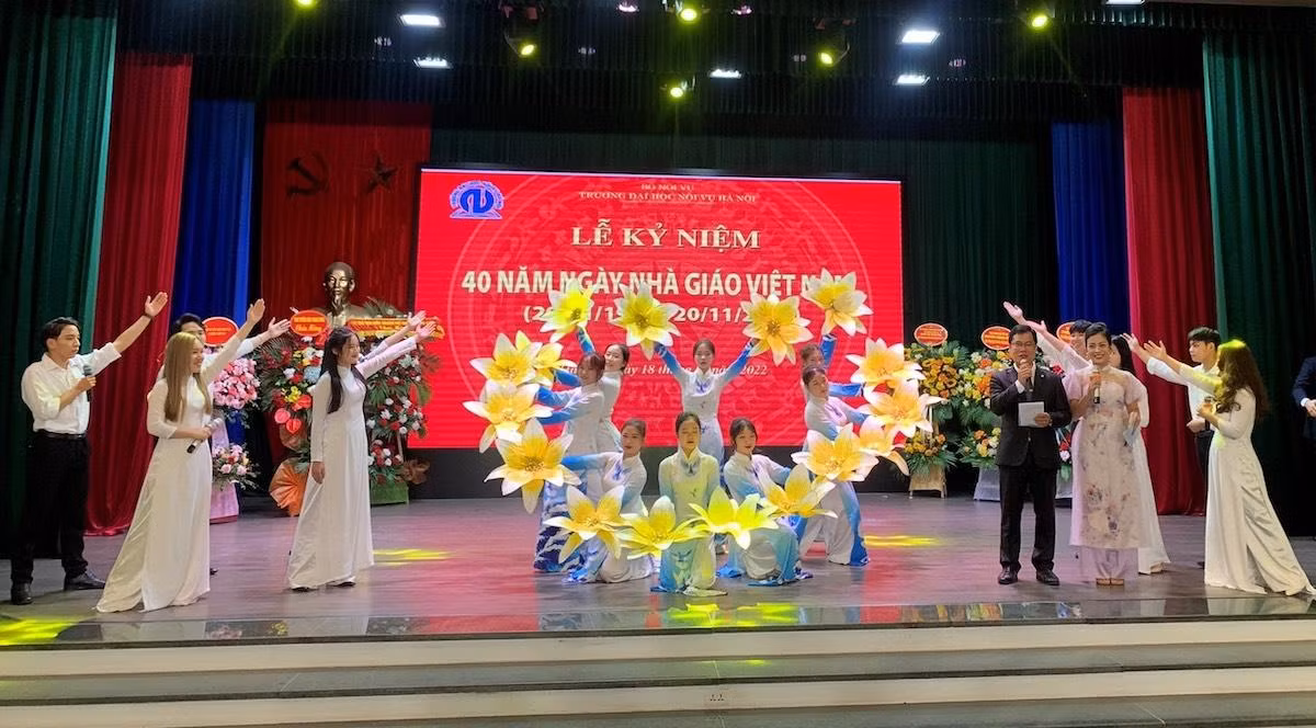 Tiết mục văn nghệ do sinh viên thực hiện để chúc mừng thầy cô. Tiết mục văn nghệ do sinh viên thực hiện để chúc mừng thầy cô.