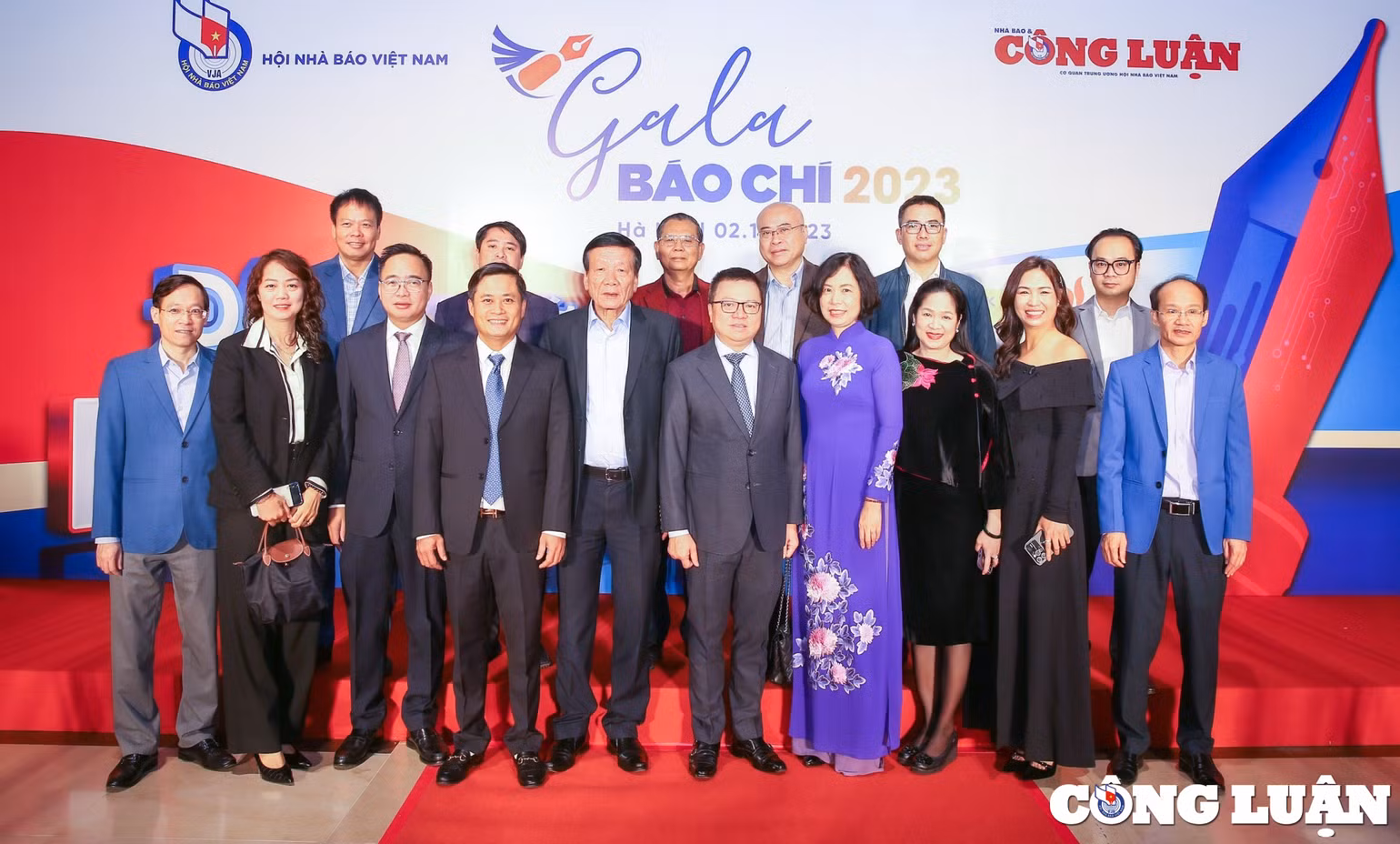 Các đại biểu chụp ảnh lưu niệm. Các đại biểu chụp ảnh lưu niệm.