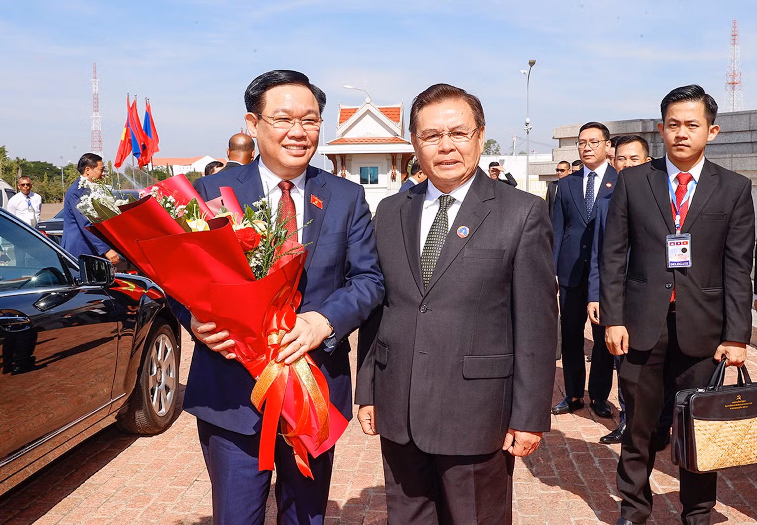 Chủ tịch Quốc hội Lào Saysomphone Phomvihane đón Chủ tịch Quốc hội Vương Đình Huệ. Chủ tịch Quốc hội Lào Saysomphone Phomvihane đón Chủ tịch Quốc hội Vương Đình Huệ.