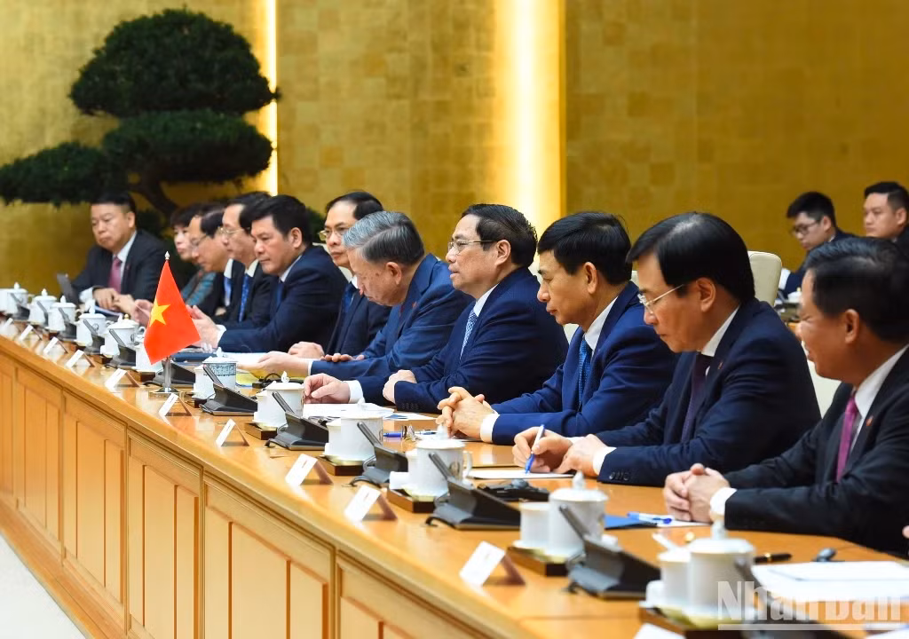 Thủ tướng Phạm Minh Chính và các thành viên Chính phủ Việt Nam hội đàm với Thủ tướng Vương quốc Campuchia Samdech Moha Bovor Thipadei Hun Manet. Thủ tướng Phạm Minh Chính và các thành viên Chính phủ Việt Nam hội đàm với Thủ tướng Vương quốc Campuchia Samdech Moha Bovor Thipadei Hun Manet.