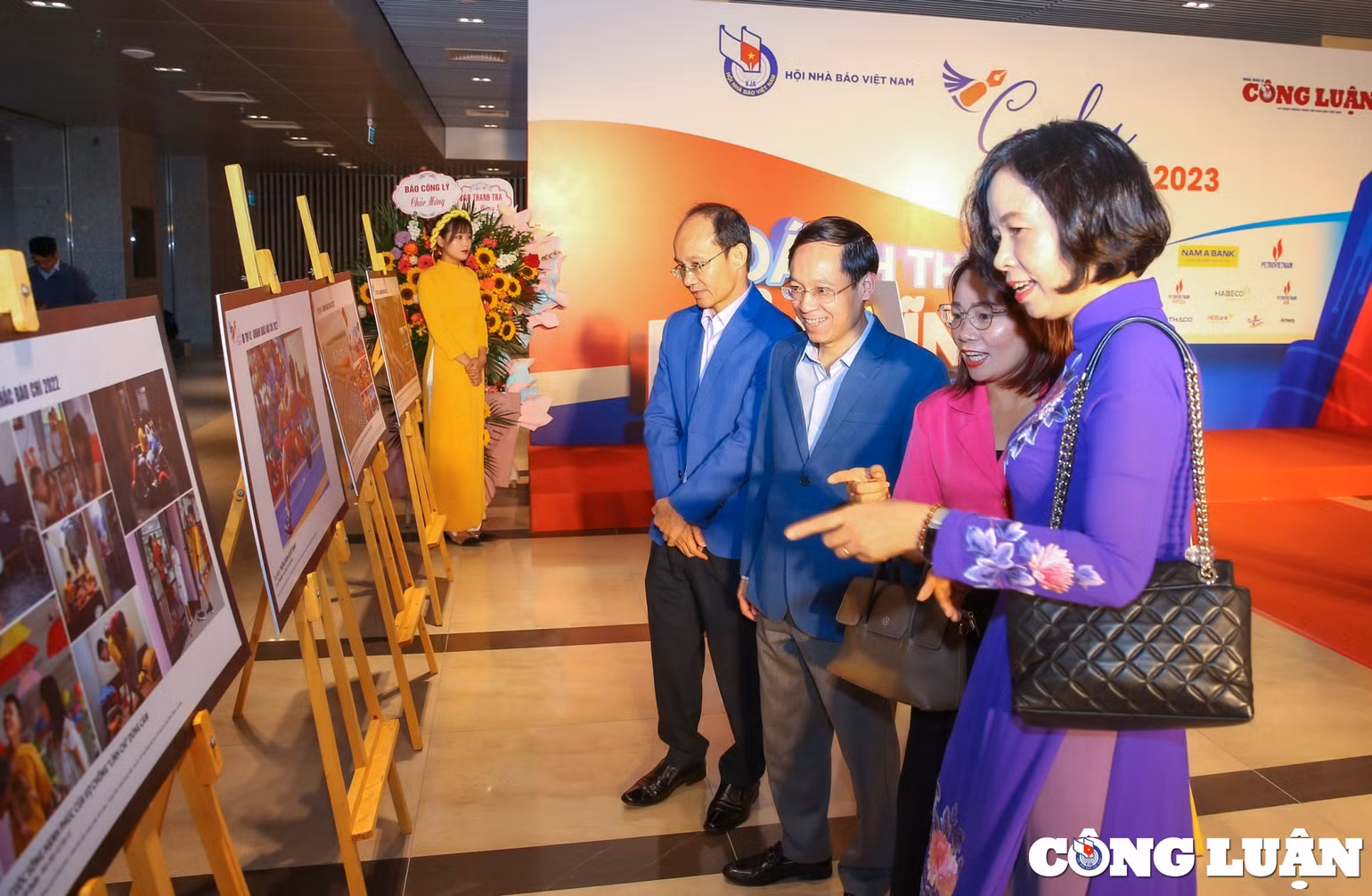 Các đại biểu hào hứng trao đổi, bày tỏ tình cảm với các tác phẩm ảnh. Các đại biểu hào hứng trao đổi, bày tỏ tình cảm với các tác phẩm ảnh.