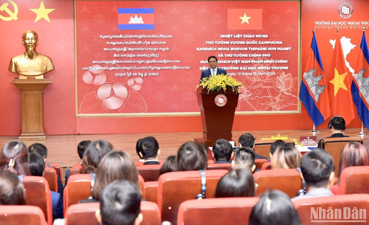 Thủ tướng Phạm Minh Chính trao đổi với cán bộ, giảng viên, sinh viên Trường Đại học Ngoại thương.