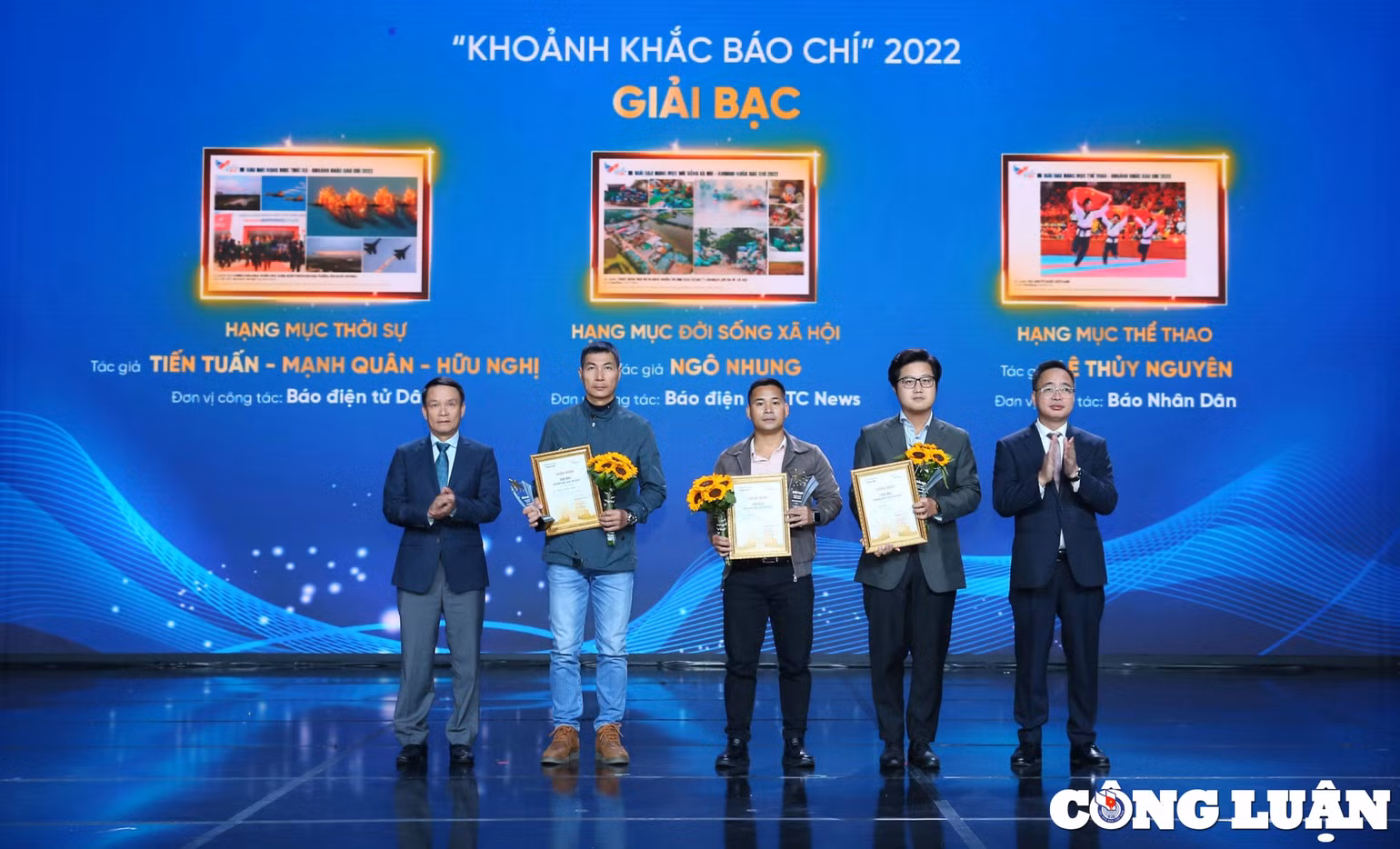 Ông Nguyễn Đức Lợi - nguyên Ủy viên Trung ương Đảng, Phó Chủ tịch Thường trực Hội Nhà báo Việt Nam và ông Phạm Mạnh Hùng - Phó Tổng Giám đốc Đài Tiếng nói Việt Nam trao Giải Bạc 3 hạng mục cho các tác giả có tác phẩm đoạt giải. Ông Nguyễn Đức Lợi - nguyên Ủy viên Trung ương Đảng, Phó Chủ tịch Thường trực Hội Nhà báo Việt Nam và ông Phạm Mạnh Hùng - Phó Tổng Giám đốc Đài Tiếng nói Việt Nam trao Giải Bạc 3 hạng mục cho các tác giả có tác phẩm đoạt giải.