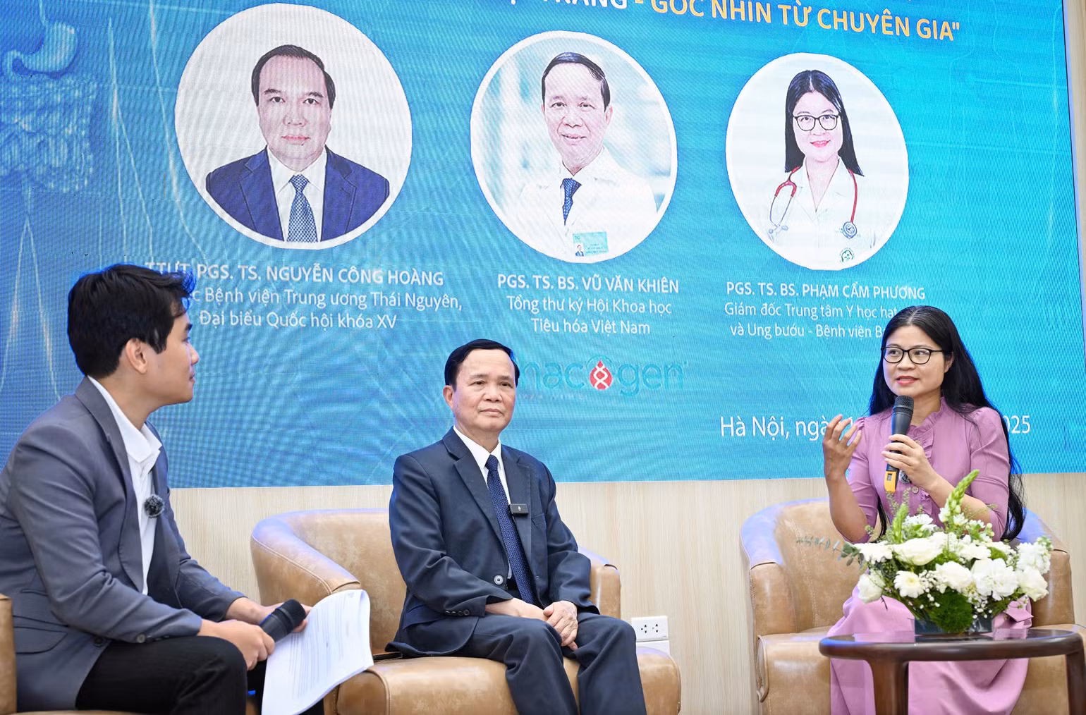 Phó Giáo sư, Tiến sĩ, bác sĩ Phạm Cẩm Phương (bên phải) phát biểu.