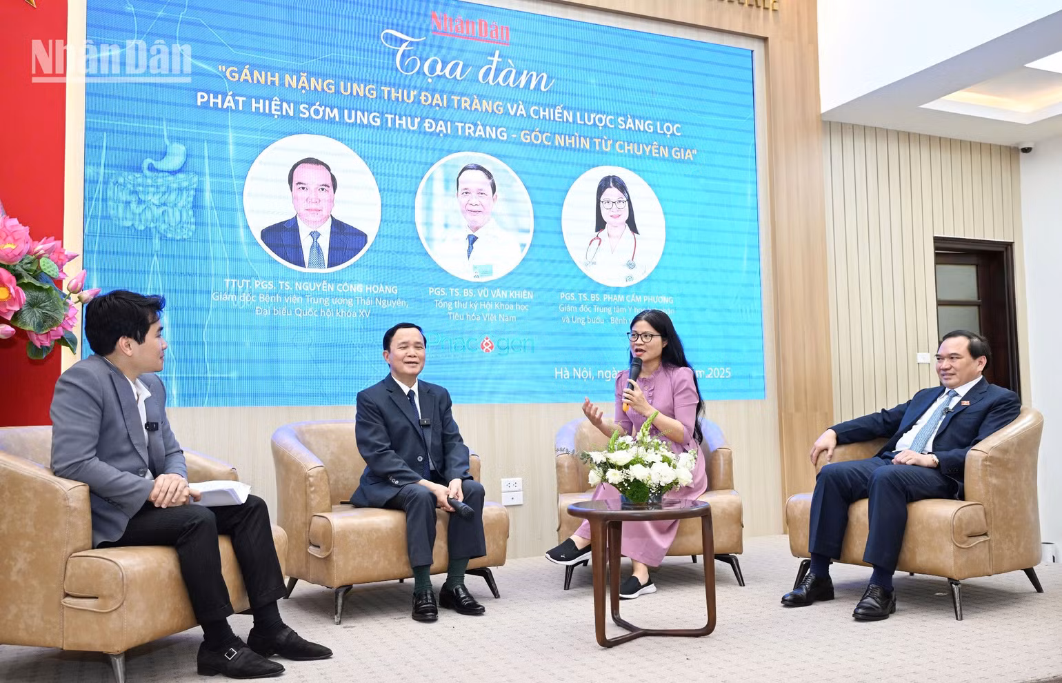 Phó Giáo sư, Tiến sĩ, bác sĩ Phạm Cẩm Phương phát biểu.