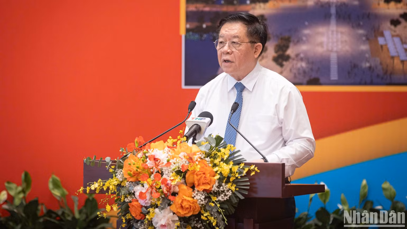 Đồng chí Nguyễn Trọng Nghĩa, Ủy viên Bộ Chính trị, Bí thư Trung ương Đảng, Trưởng Ban Tuyên giáo và Dân vận Trung ương phát biểu chỉ đạo tại hội thảo. (Ảnh: SƠN TÙNG)