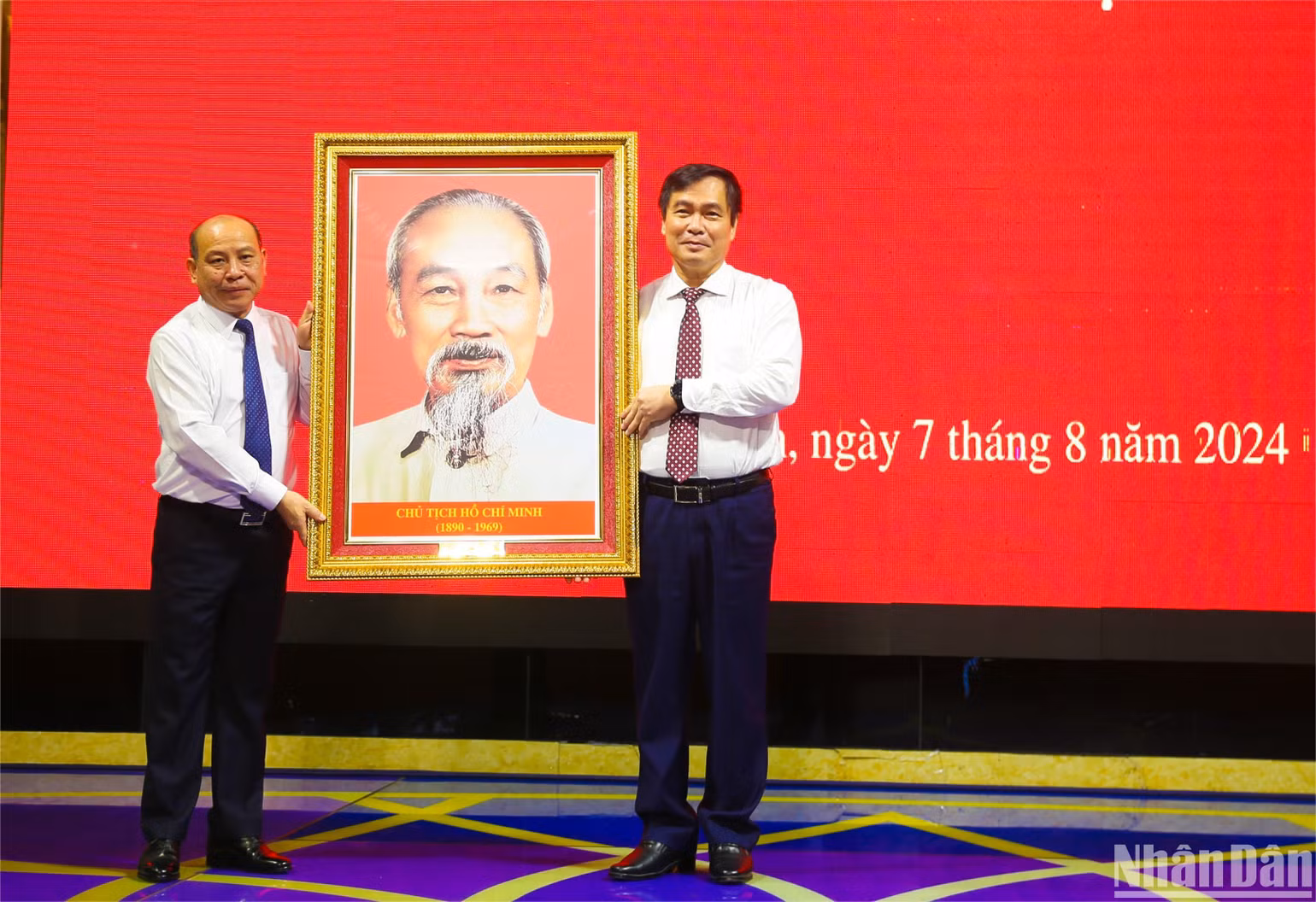 Phó Trưởng Ban Tuyên giáo Trung ương Phan Xuân Thủy tặng bức chân dung Chủ tịch Hồ Chí Minh cho Tỉnh ủy Hòa Bình. (Ảnh: HẢI ĐĂNG)