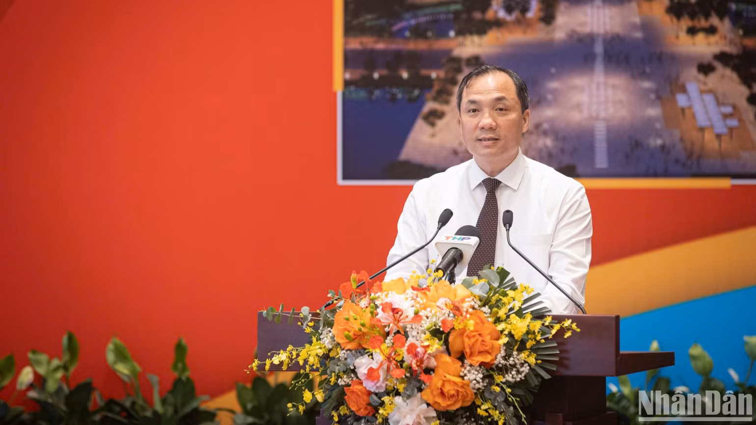 Đồng chí Hoàng Trung Dũng, Ủy viên Trung ương Đảng, Tổng Biên tập Tạp chí Cộng sản phát biểu đề dẫn hội thảo. (Ảnh: SƠN TÙNG)