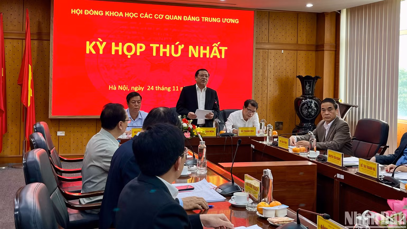 Đồng chí Lại Xuân Môn, Ủy viên Trung ương Đảng, Phó Trưởng Ban Thường trực Ban Tuyên giáo Trung ương, Chủ tịch Hội đồng Khoa học các cơ quan Đảng Trung ương phát biểu tại kỳ họp. (Ảnh Hải Đăng)