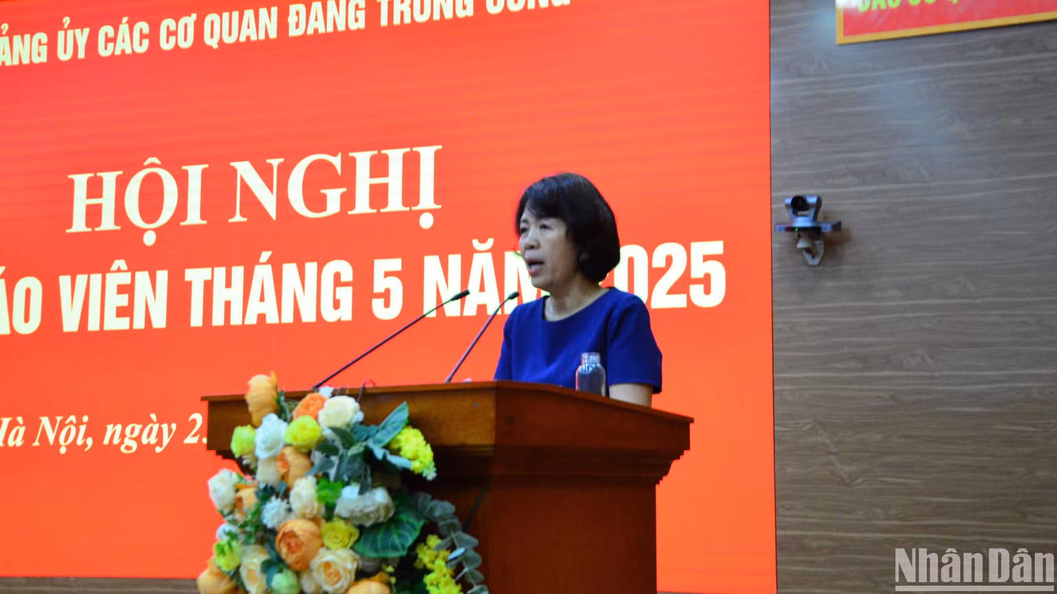 Đồng chí Nguyễn Thị Hoàng Vân, Phó Bí thư Đảng ủy các cơ quan Đảng Trung ương phát biểu ý kiến tại hội nghị. (Ảnh: PHẠM CƯỜNG)