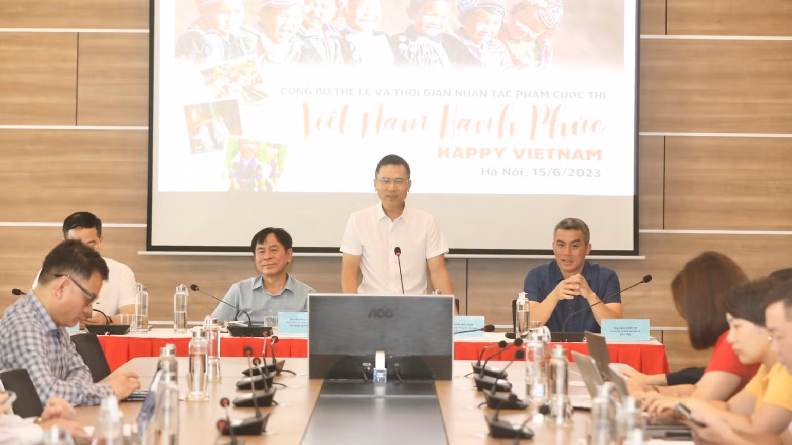 Ông Phạm Anh Tuấn, Cục trưởng Thông tin đối ngoại công bố thể lệ cuộc thi ảnh, video "Việt Nam hạnh phúc" . (Ảnh: Minh Quyết, TTXVN) Ông Phạm Anh Tuấn, Cục trưởng Thông tin đối ngoại công bố thể lệ cuộc thi ảnh, video "Việt Nam hạnh phúc" . (Ảnh: Minh Quyết, TTXVN)