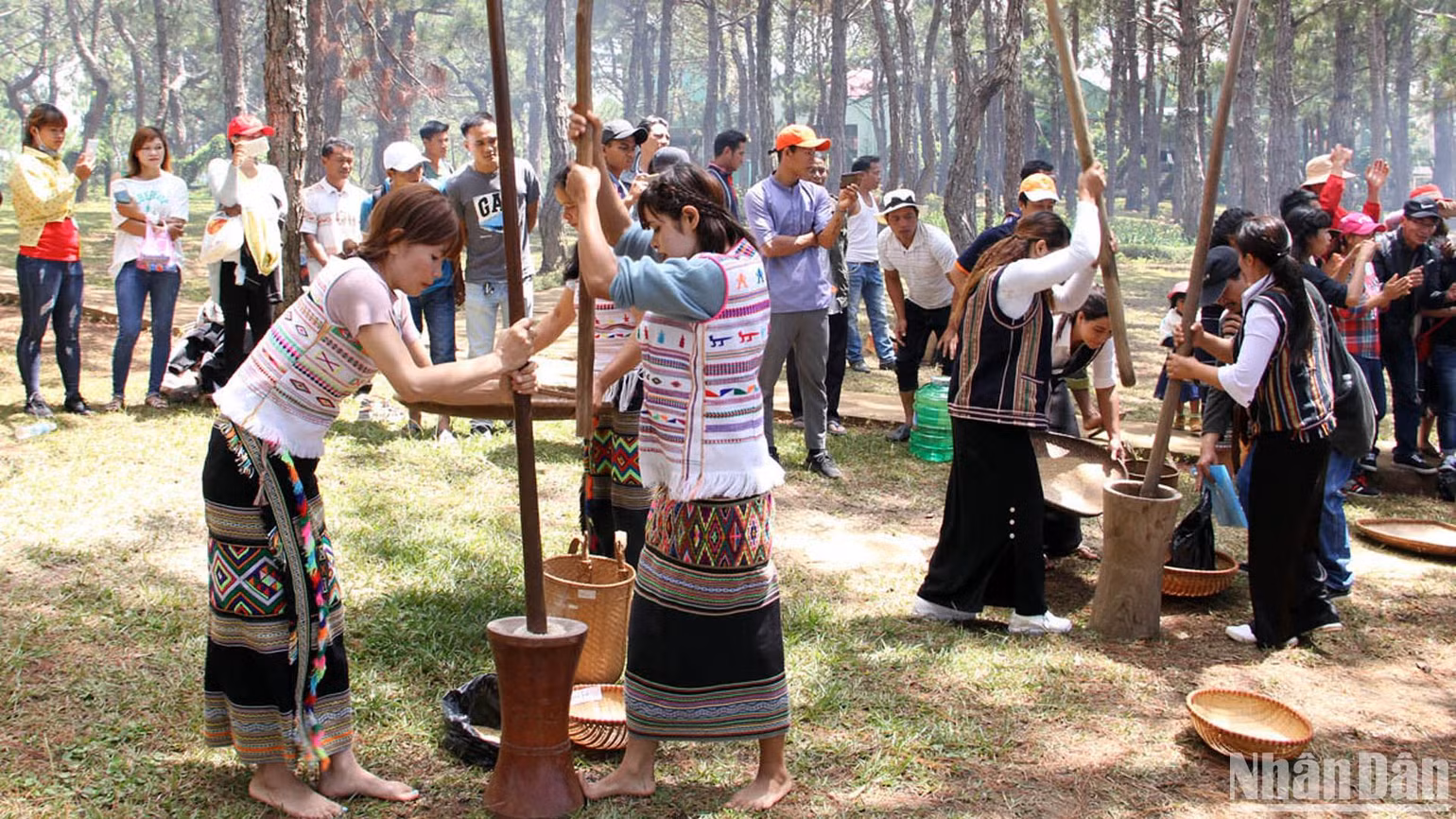 Đồng bào các dân tộc Tây Nguyên vui ngày hội. (Nguồn: nhandan.vn)