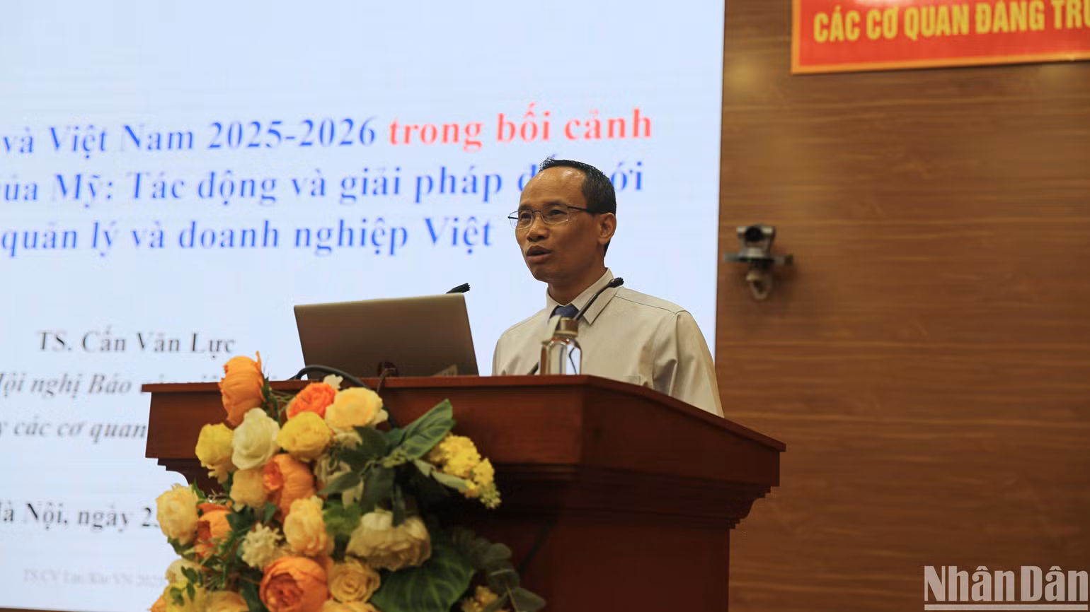 Tiến sĩ Cấn Văn Lực, thành viên Hội đồng tư vấn chính sách của Thủ tướng trình bày báo cáo thông tin chuyên đề. (Ảnh: HẢI ĐĂNG)