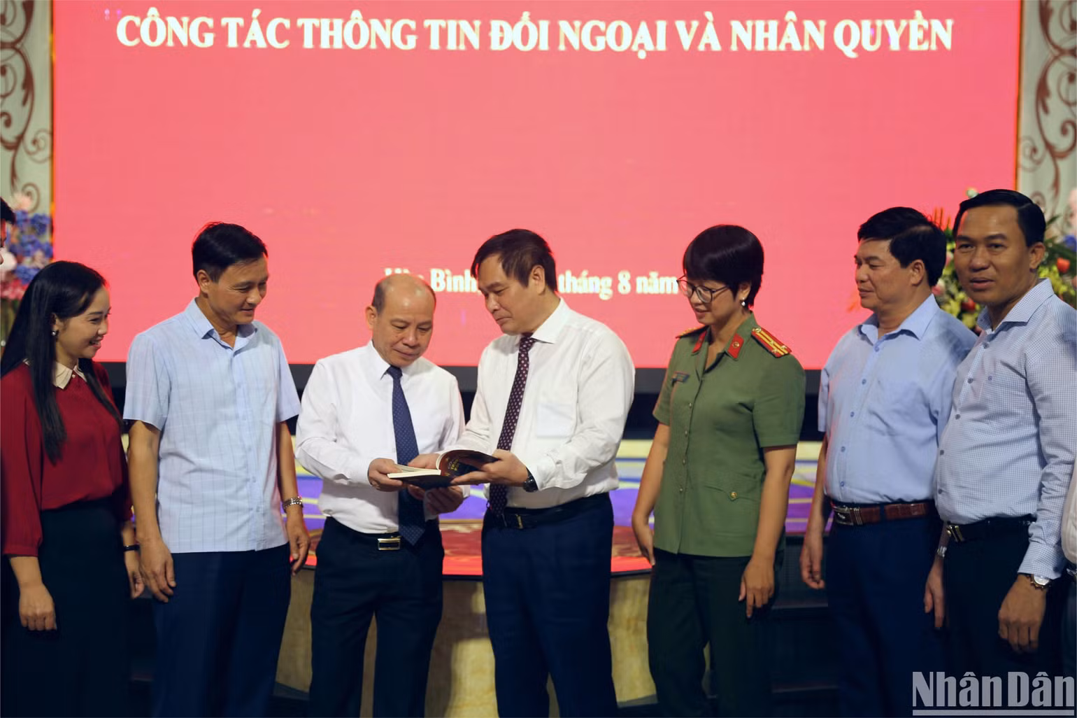 Các đại biểu trao đổi về những ấn phẩm mới được xuất bản tại Việt Nam về công tác thông tin đối ngoại và nhân quyền (Ảnh: HẢI ĐĂNG)