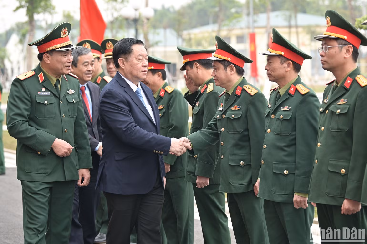 Đồng chí Nguyễn Trọng Nghĩa, Ủy viên Bộ Chính trị, Bí thư Trung ương Đảng, Trưởng Ban Tuyên giáo Trung ương thăm hỏi, động viên cán bộ, chiến sĩ của Bộ Tư lệnh 86. (Ảnh: THẾ ĐẠI)