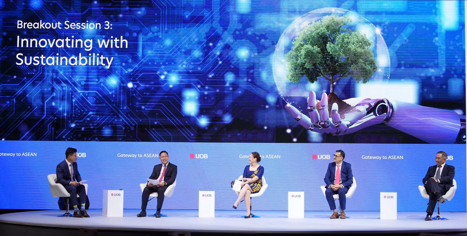 Bà Ức My cùng lãnh đạo cấp cao các tập đoàn Coca-Cola Vietnam, DHL Express, Schneider Electric và ngân hàng UOB trao đổi giải pháp đổi mới bền vững tại Hội nghị “Gateway to ASEAN”, chủ đề “ASEAN: Crossroad to The World - Giao điểm hội nhập kinh tế thế giới” Bà Ức My cùng lãnh đạo cấp cao các tập đoàn Coca-Cola Vietnam, DHL Express, Schneider Electric và ngân hàng UOB trao đổi giải pháp đổi mới bền vững tại Hội nghị “Gateway to ASEAN”, chủ đề “ASEAN: Crossroad to The World - Giao điểm hội nhập kinh tế thế giới”