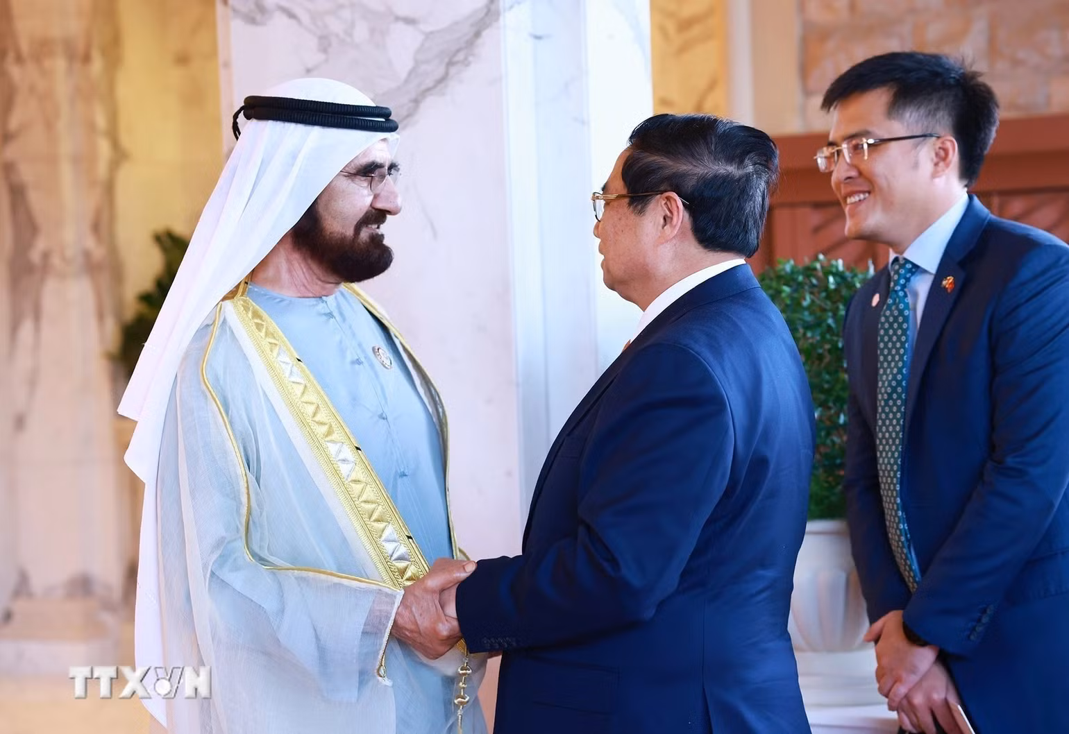 Thủ tướng Phạm Minh Chính và Phó Tổng thống, Thủ tướng UAE Sheikh Mohammed bin Rashid Al Maktoum. (Ảnh: Dương Giang/TTXVN)