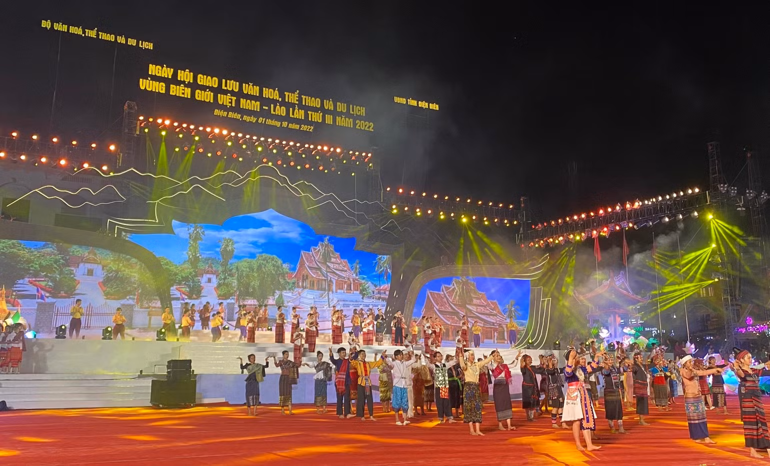 Diễn viên, nghệ nhân hai nước Việt Nam - Lào biểu diễn chương trình nghệ thuật trong lễ khai mạc Ngày hội.