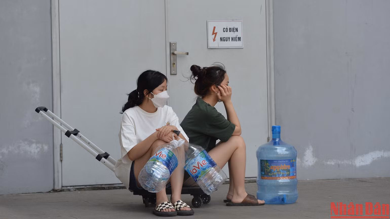 Để có nước dùng, người dân đã phải huy động cả can, xô, thùng nhựa… rồi xếp hàng, hứng từng lít nước từ bể chứa ngầm của tòa nhà về sử dụng trong lúc đợi hệ thống cấp nước… "khỏe" trở lại. Trong ảnh, hai cư dân ngồi chờ đến lượt của mình. Trên tay họ là các chai Lavie đã dùng hết. Để có nước dùng, người dân đã phải huy động cả can, xô, thùng nhựa… rồi xếp hàng, hứng từng lít nước từ bể chứa ngầm của tòa nhà về sử dụng trong lúc đợi hệ thống cấp nước… "khỏe" trở lại. Trong ảnh, hai cư dân ngồi chờ đến lượt của mình. Trên tay họ là các chai Lavie đã dùng hết.