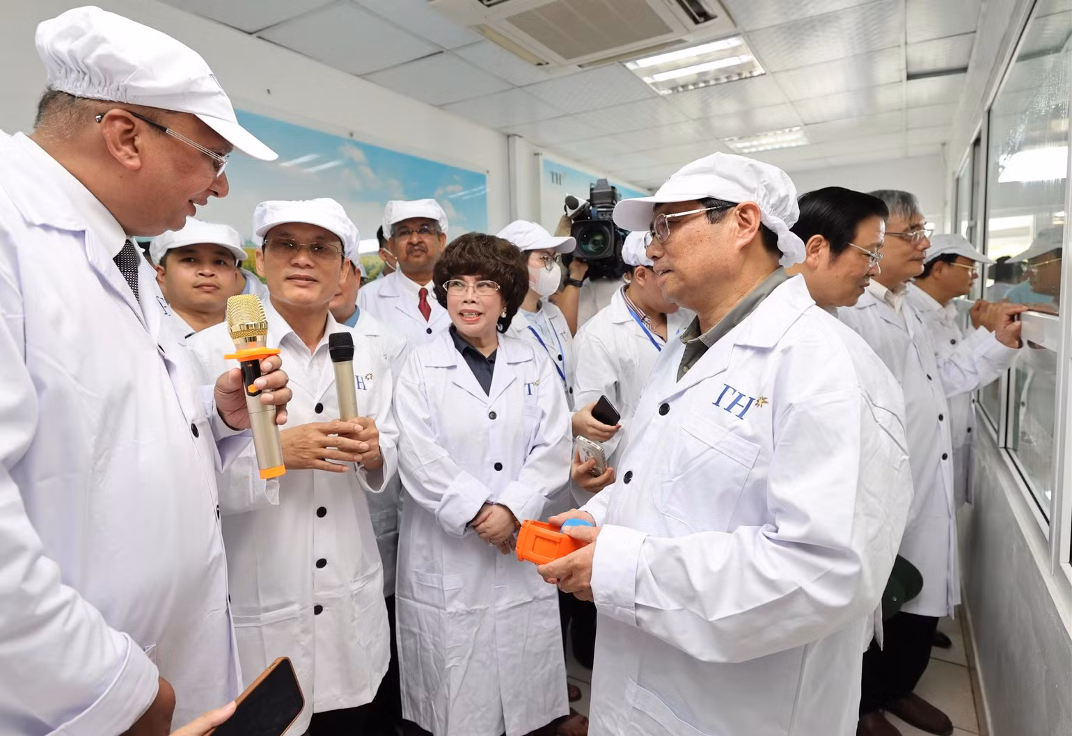 Thủ tướng Phạm Minh Chính nghe giới thiệu về công nghệ chăn nuôi bò sữa tập trung của Tập đoàn TH.