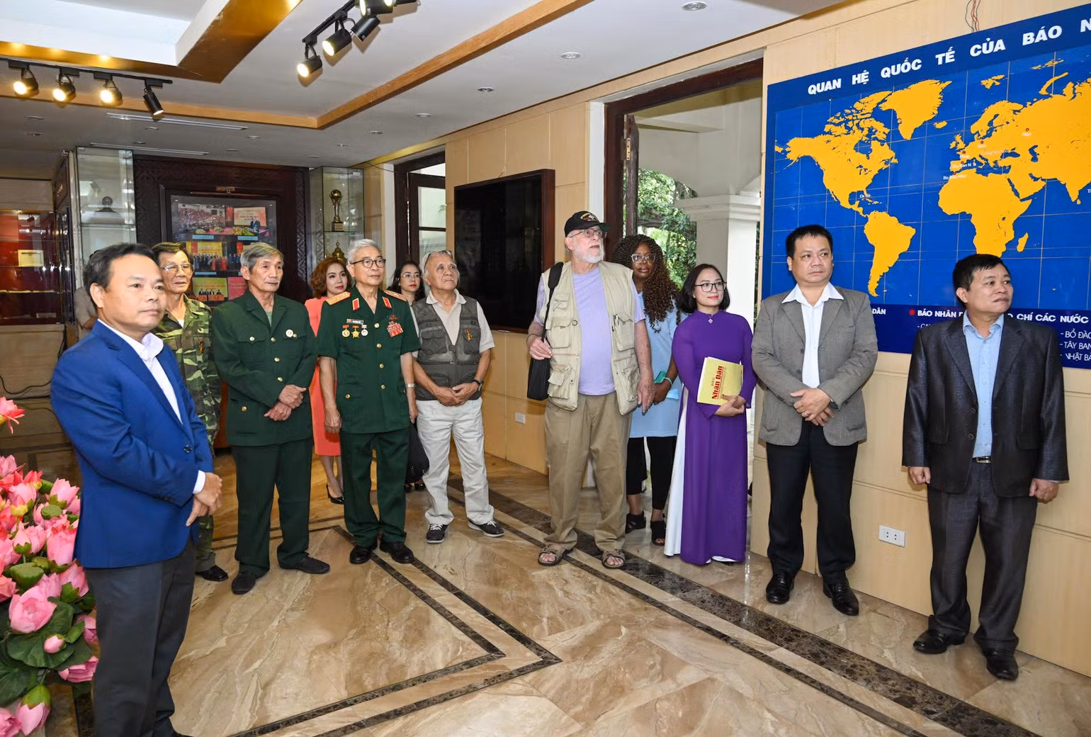 Cựu chiến binh Mỹ tại Việt Nam Steve Edmunds và phu nhân cùng các đại biểu tham quan phòng truyền thống Báo Nhân Dân. (Ảnh Duy Linh) Cựu chiến binh Mỹ tại Việt Nam Steve Edmunds và phu nhân cùng các đại biểu tham quan phòng truyền thống Báo Nhân Dân. (Ảnh Duy Linh)