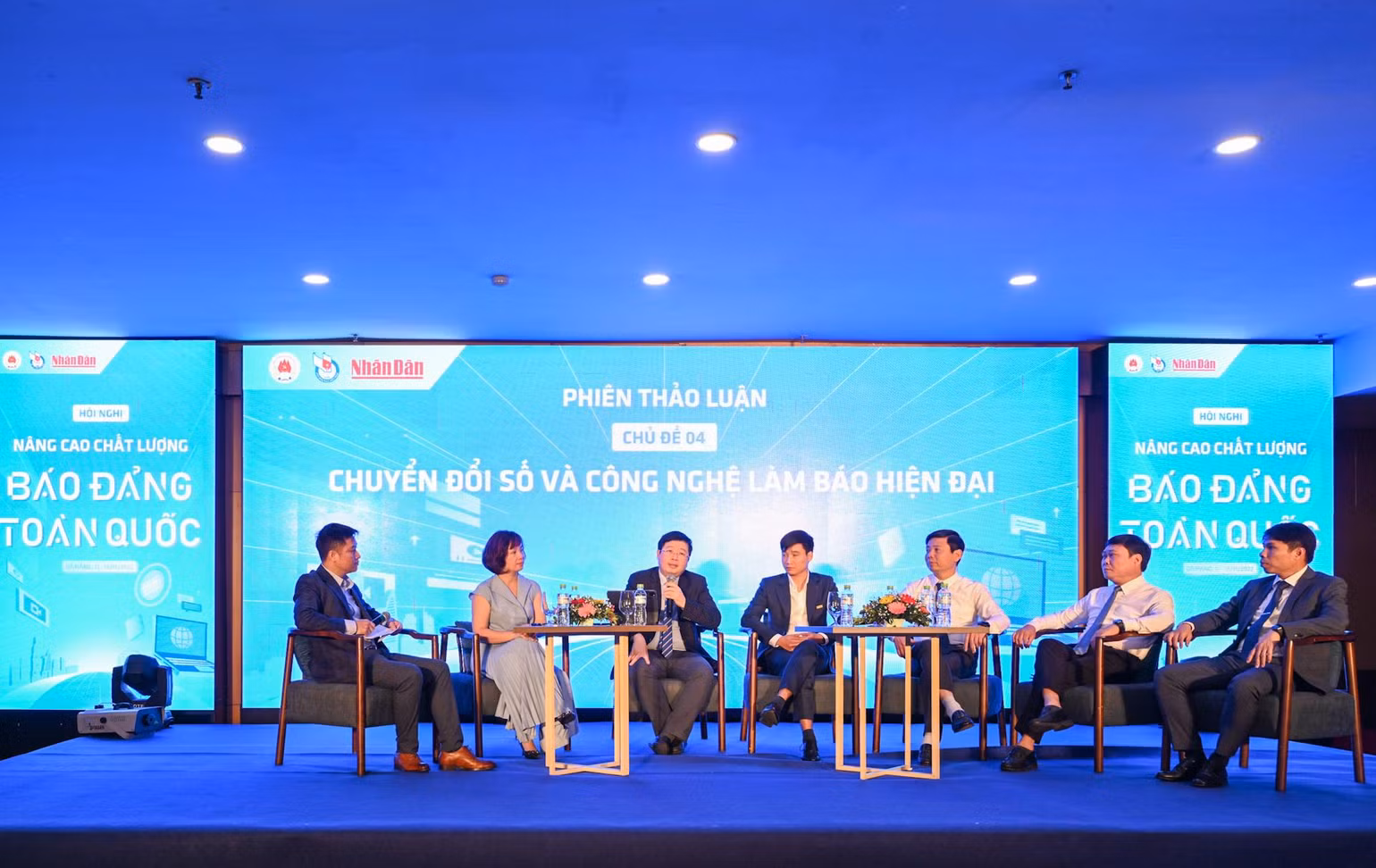 Các đại biểu tham gia trao đổi tại hội thảo.