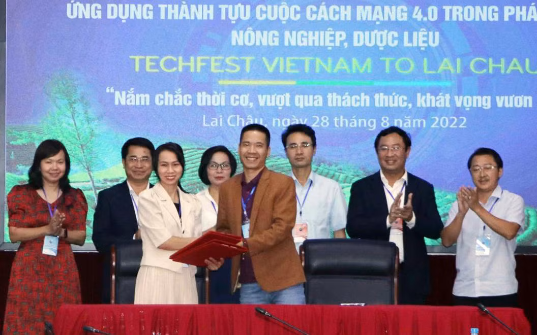 Ký biên bản thỏa thuận hợp tác tiêu thụ sản phẩm nông nghiệp giữa doanh nghiệp Lai Châu và doanh nghiệp tham dự hội thảo. Ký biên bản thỏa thuận hợp tác tiêu thụ sản phẩm nông nghiệp giữa doanh nghiệp Lai Châu và doanh nghiệp tham dự hội thảo.