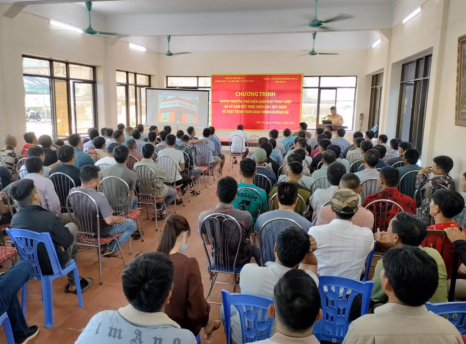 Hơn 200 cán bộ, nhân viên và lái xe tham gia buổi tuyên truyền, ký cam kết. Hơn 200 cán bộ, nhân viên và lái xe tham gia buổi tuyên truyền, ký cam kết.