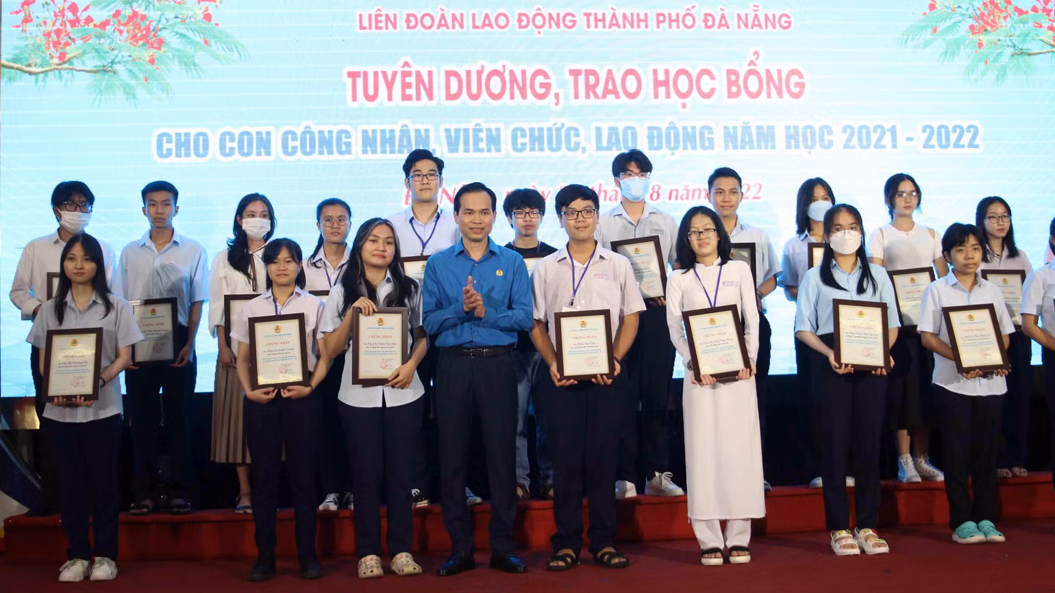 Tuyên dương và trao học bổng cho các em học sinh. Tuyên dương và trao học bổng cho các em học sinh.