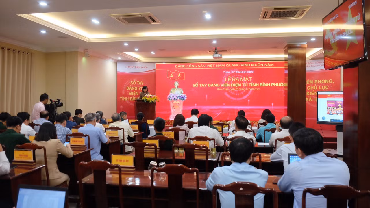 Bình Phước tổ chức lễ ra mắt sổ tay đảng viên điện tử.
