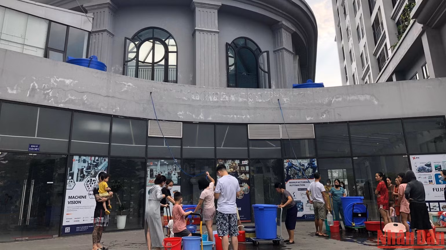 “Sáng nay, chúng tôi cùng đơn vị cung cấp nước sạch tiến hành kiểm tra họng cấp nước thì thấy nước vẫn chưa về tới”, ông Tùng cho biết thêm. “Sáng nay, chúng tôi cùng đơn vị cung cấp nước sạch tiến hành kiểm tra họng cấp nước thì thấy nước vẫn chưa về tới”, ông Tùng cho biết thêm.