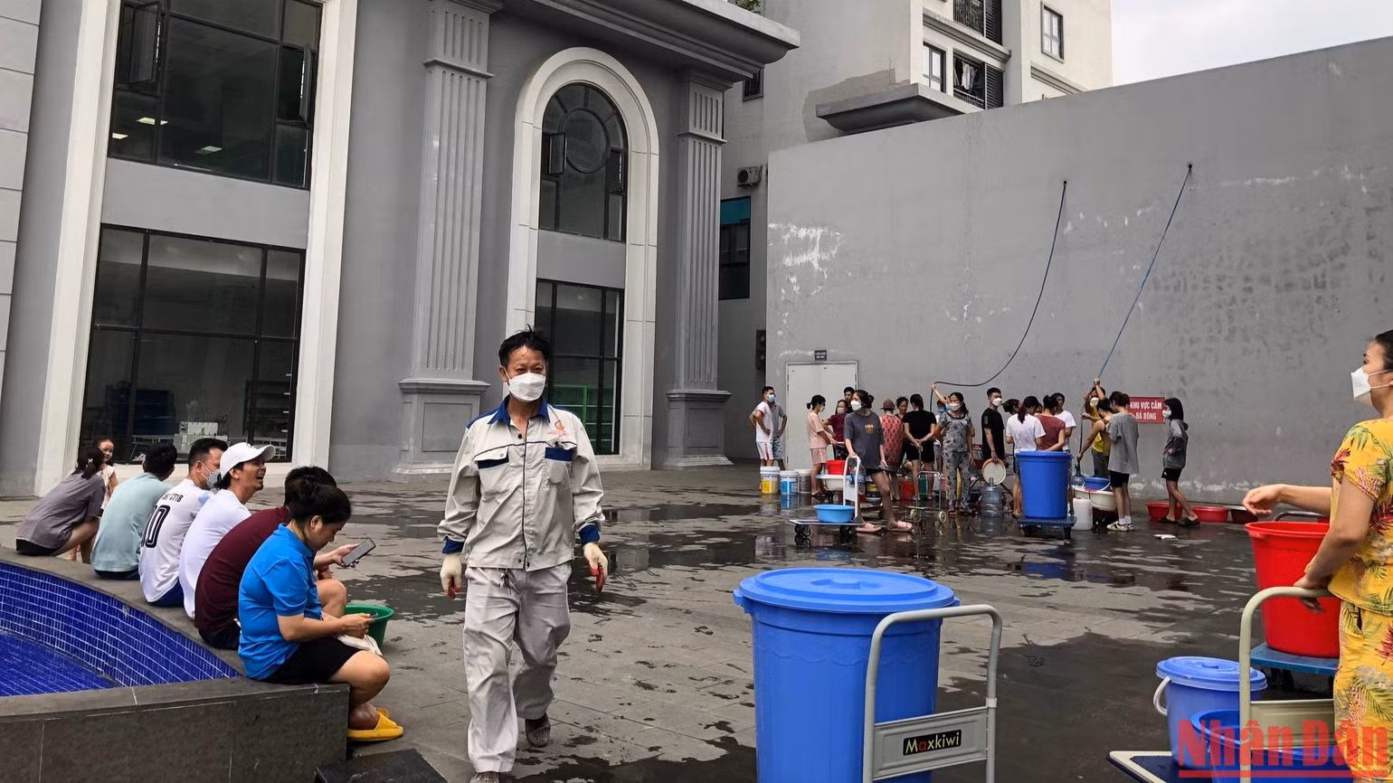 Trao đổi với phóng viên, ông Nguyễn Hoàng Tùng (Ban Quản lý tòa nhà Hateco) cho hay: Từ chiều 22/9, Ban Quản lý tòa nhà đã nhận được thông báo cấp nước trở lại. Mặc dù vậy, tới tận trưa 23/9, nước vẫn… chưa về. Trao đổi với phóng viên, ông Nguyễn Hoàng Tùng (Ban Quản lý tòa nhà Hateco) cho hay: Từ chiều 22/9, Ban Quản lý tòa nhà đã nhận được thông báo cấp nước trở lại. Mặc dù vậy, tới tận trưa 23/9, nước vẫn… chưa về.