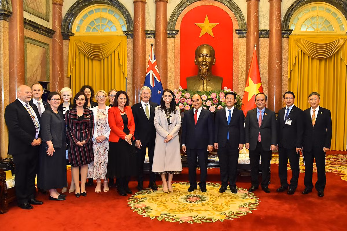 Chủ tịch nước Nguyễn Xuân Phúc, Thủ tướng New Zealand Jacinda Ardern và các đại biểu chụp ảnh chung sau buổi tiếp. Chủ tịch nước Nguyễn Xuân Phúc, Thủ tướng New Zealand Jacinda Ardern và các đại biểu chụp ảnh chung sau buổi tiếp.