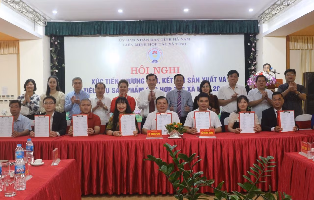 Các đơn vị, doanh nghiệp ký biên bản ghi nhớ, hợp đồng hợp tác tiêu thụ nông sản.