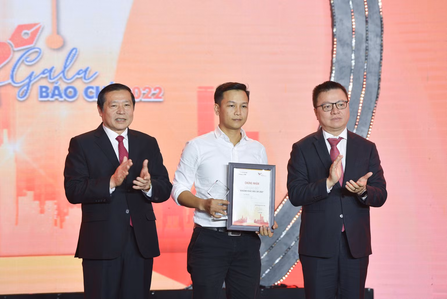 Đồng chí Lê Quốc Minh, Ủy viên Trung ương Đảng, Tổng Biên tập Báo Nhân Dân, Phó Trưởng Ban Tuyên giáo Trung ương, Chủ tịch Hội Nhà báo Việt Nam và đồng chí Lại Xuân Môn, Phó trưởng Ban Thường trực Ban Tuyên giáo Trung ương trao Giải đặc biệt cho tác giả Lưu Trọng Đạt (TTXVN) với tác phẩm Lời khẩn cầu từ dòng Đà Giang.