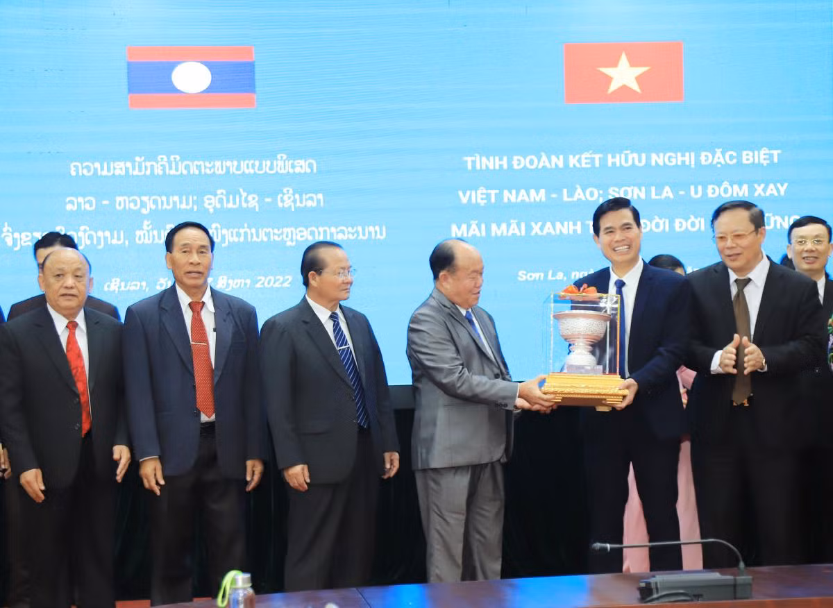 Tỉnh Oudomxay tặng quà tỉnh Sơn La nhân dịp chuyến thăm và làm việc.
