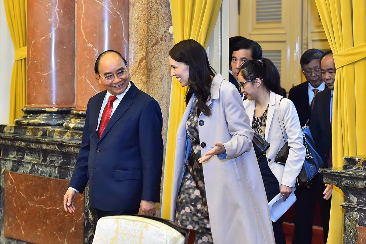 Chủ tịch nước Nguyễn Xuân Phúc đón Thủ tướng New Zealand Jacinda Ardern tại buổi tiếp. Chủ tịch nước Nguyễn Xuân Phúc đón Thủ tướng New Zealand Jacinda Ardern tại buổi tiếp.