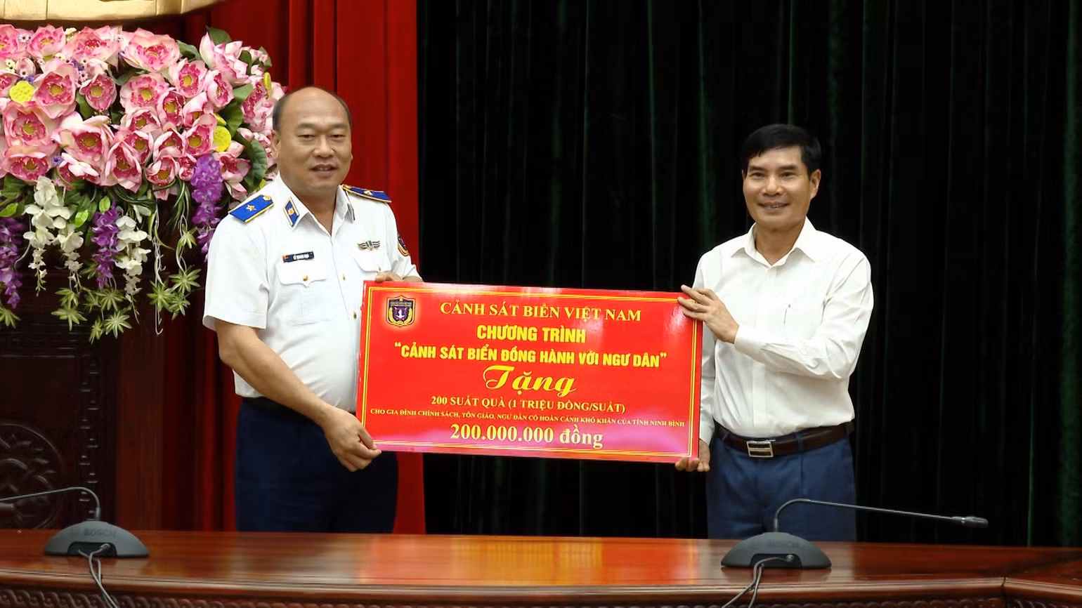 Đại diện Cảnh sát biển Việt Nam trao quà cho các gia đình chính sách, ngư dân có hoàn cảnh khó khăn ở Ninh Bình.