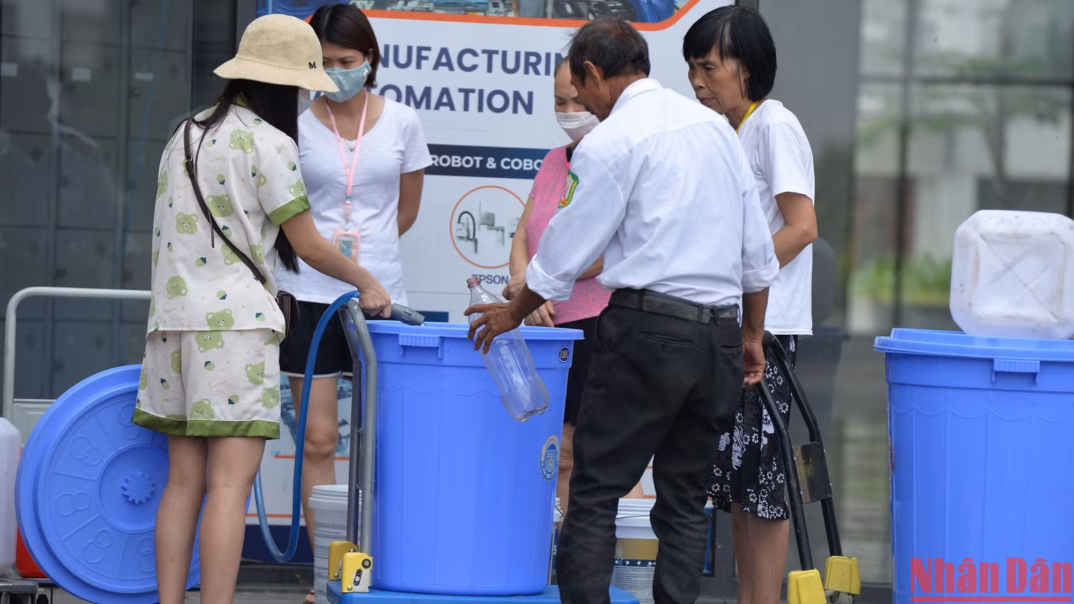 Các cư dân cho hay, nước trong bể dự trữ có thể đủ dùng trong vài ngày nhưng do áp suất không đủ để bơm lên các tầng cao nên mọi người phải tự xuống hứng và xách lên. Xô, chậu lớn, thậm chí cả chai nước ngọt đều được tận dụng để hứng những giọt nước quý giá... Các cư dân cho hay, nước trong bể dự trữ có thể đủ dùng trong vài ngày nhưng do áp suất không đủ để bơm lên các tầng cao nên mọi người phải tự xuống hứng và xách lên. Xô, chậu lớn, thậm chí cả chai nước ngọt đều được tận dụng để hứng những giọt nước quý giá...