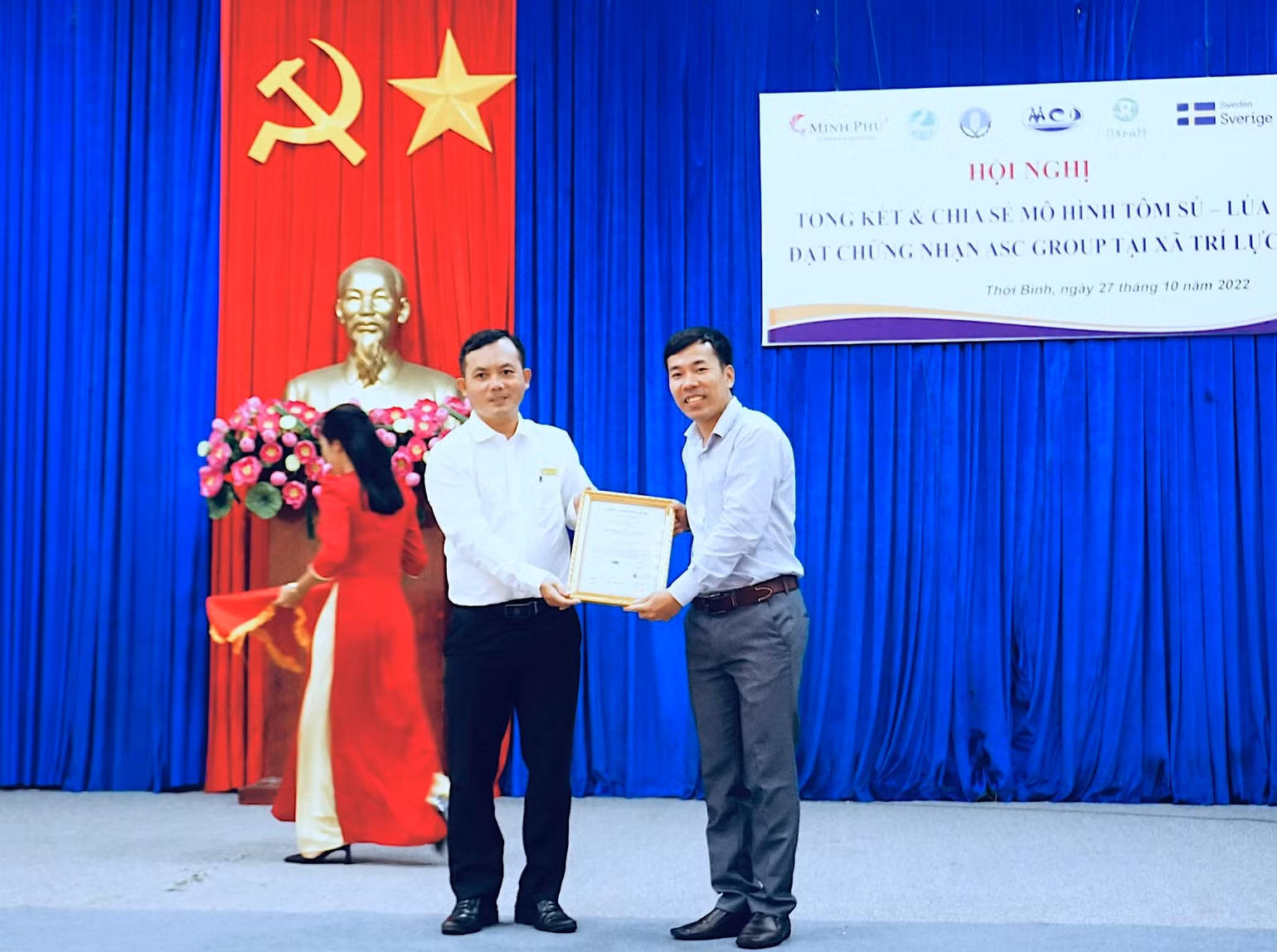 Đại diện Control Union trao chứng nhận ASC Group cho vùng nuôi tôm sú xã Trí Lực vào chiều 27/10.